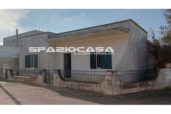 Serrano - Villetta indipendente da ristrutturare con giardino