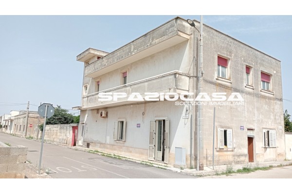 Castrignano de' Greci - Stabile su 2 livelli con giardino