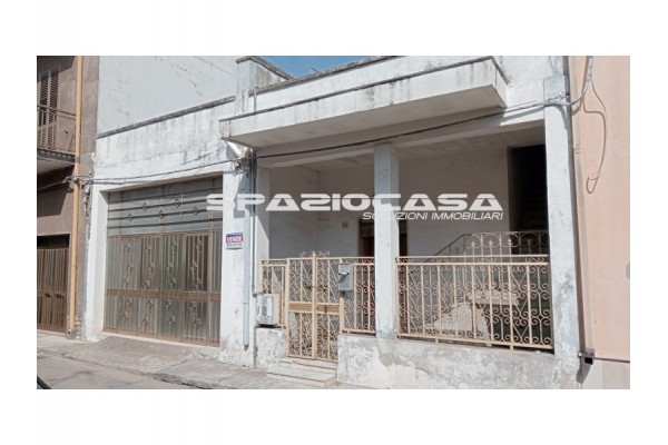 Melendugno - Indipendente da ristrutturare in posizione centrale